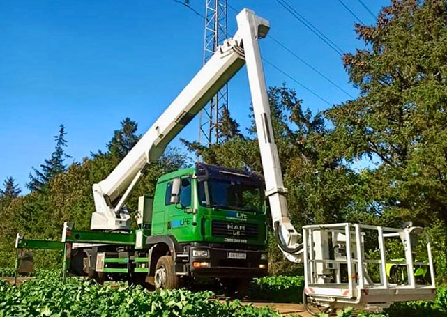 zielona ciężarówka z podnośnikiem